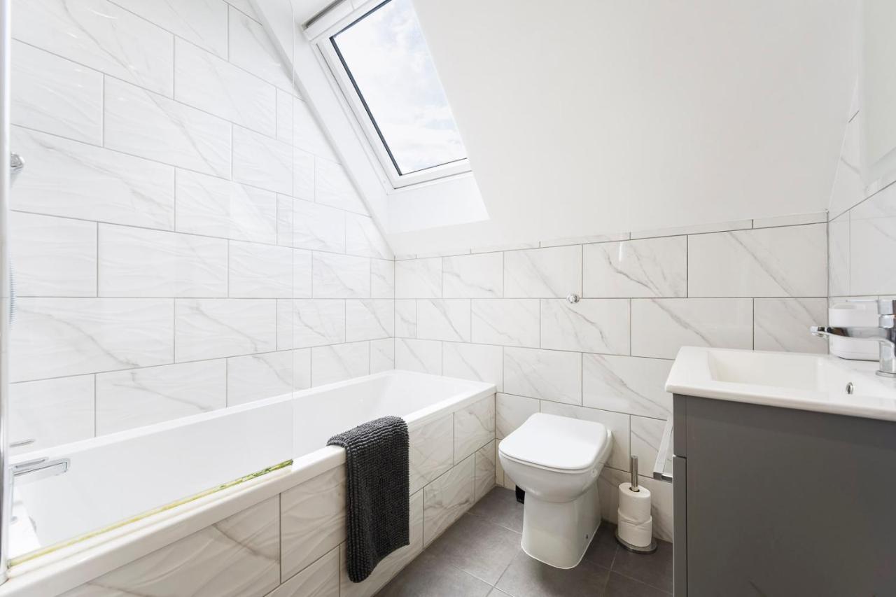 Spacious, Newly Renovated, Three Bedroom Town Centre Duplex Apartment With Free Parking, Sleeps Seven - Walking Distance To Beach Bournemouth Exterior foto