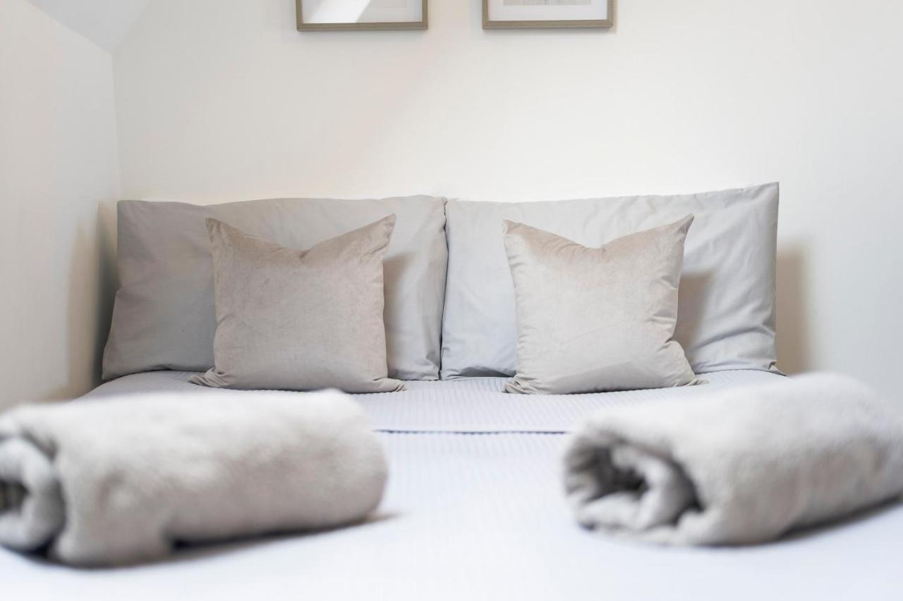 Spacious, Newly Renovated, Three Bedroom Town Centre Duplex Apartment With Free Parking, Sleeps Seven - Walking Distance To Beach Bournemouth Exterior foto